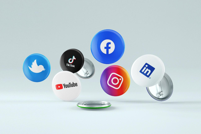Thuật toán mạng xã hội là một hệ thống phức tạp gồm các quy tắc và yếu tố được áp dụng để quyết định cách nội dung sẽ được phân phối và hiển thị trên feed hoặc dòng thời gian của người dùng.